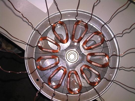 os imas estao colocados,colados, em uma roda de acrilico e as bobinas emcima desta roda para ajustes.