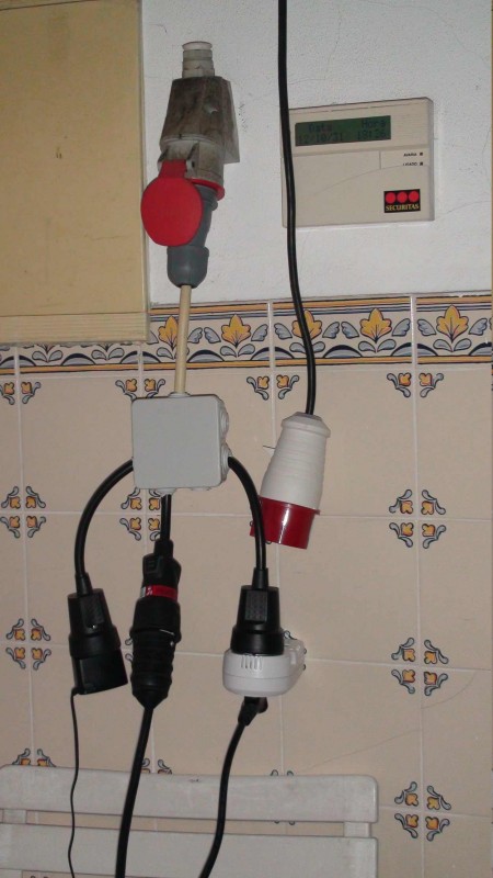 todos os pinos tem corrente, monofásica...