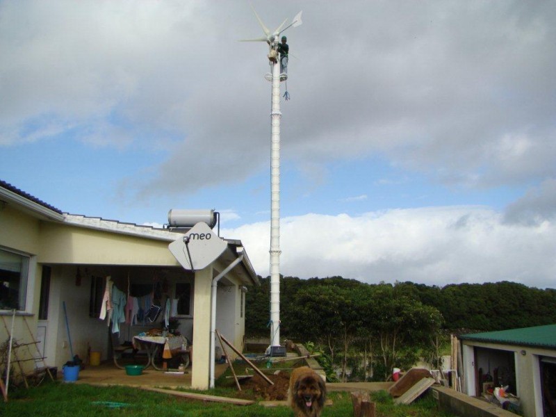 Torre de 12 metros + gerador trifásico, 3Kw, 48vac.. Parece pouco cá de baixo, mas lá em cima é outra coisa.. não brincar com a segurança, NUNCA, só se cai uma vez destas alturas..