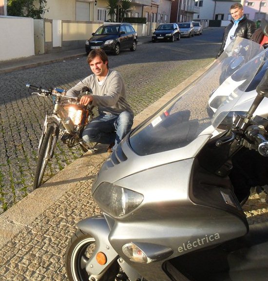 Fidel e a sua bicicleta &quot;voadora&quot; (fotógrafo: Pafi)