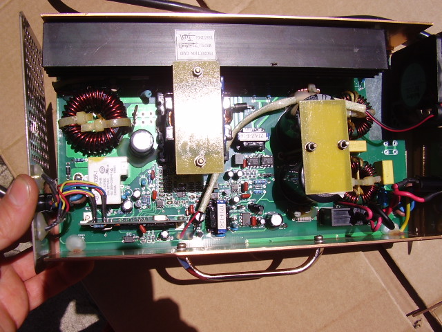 Carregador bem limpinho de poeiras, que já estava a por em risco seu belo funcionamento. Foi-lhe acrescentado uma saida de 12V para a futura ligação do computador de bordo.