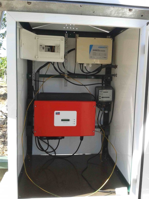 Inversor SMA Sunny Boy 1200<br />Controlador do seguidor Lorentz Etatrack 1000-30<br />Q.E. Disjuntor Dif. 30mA + Fusiveis DC<br />Contador &quot;apenas para controlo pessoal&quot;