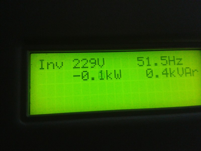 Explicação:<br />Inv 229V - Tensão do inversor<br />51.5Hz - Frequencia<br />-0.1kw - Inversor a receber 0.1kW<br />0.4KVar - Inversor a fornecer 0.4KVar (energia reactiva)