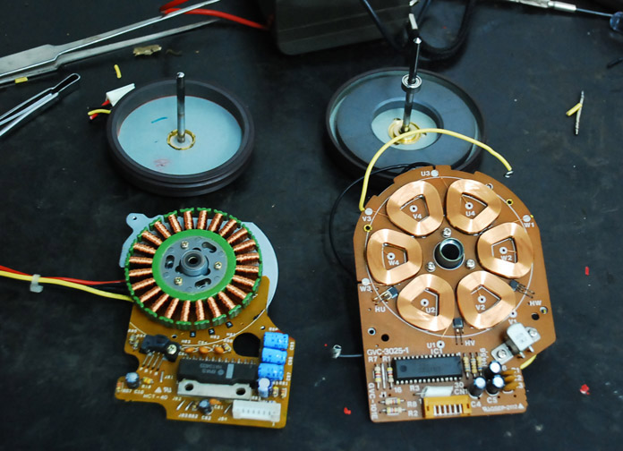 o motor da esquerda consegui 5.5volts a 1200 rpm.<br />com o da direita consegui 10volts a 1200 rpm