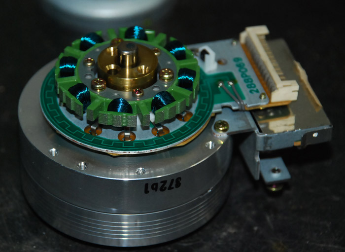 para minha surpresa esse motor do cabeçote gerava mais energia que os normais consegui com ele 5.5volts a 1200 rpm. acabei usando ele como eixo e como motor.