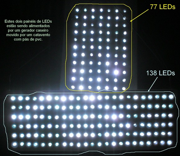 O painel usado no vídeo indicado é o de baixo, com 6 linhas de 23 LEDs cada, totalizando 138 diodos, e não o de 77 (de cima) como eu havia dito.