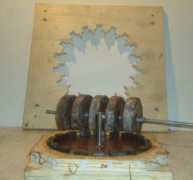 Rotor dezoito  imãs que rodará juntamente dos cinco de doze. Serão dois estágios então, de doze e de quatro volts respectivamente.