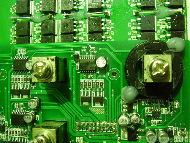 Muito bem construído, com 48 mosfets de 150V de 100A continuos a 25ºC, condensadores distribuídos a cada 4 mosfets, muito bem isolado!