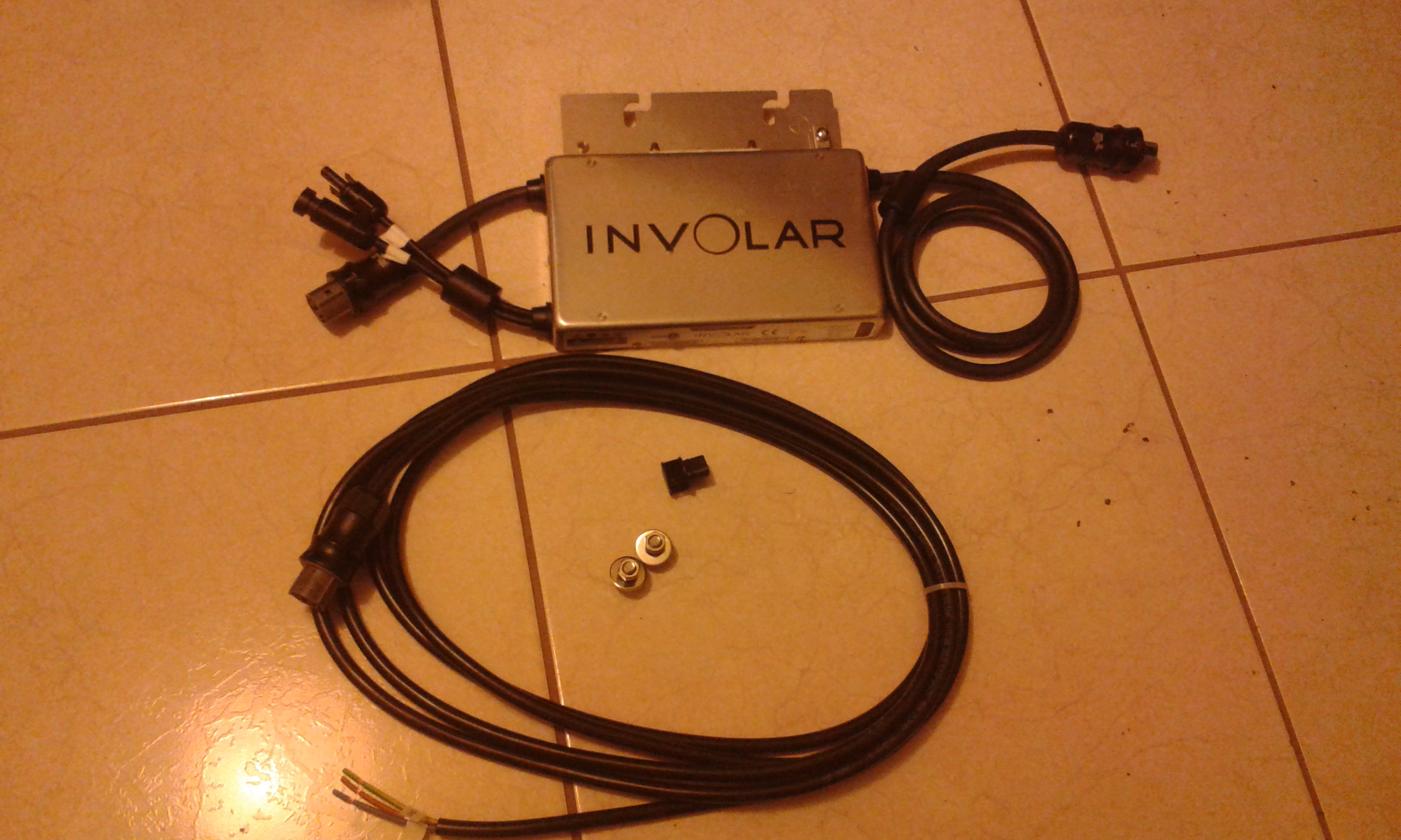 Inversor, cabo para ligar à corrente e terminal (no centro da foto)