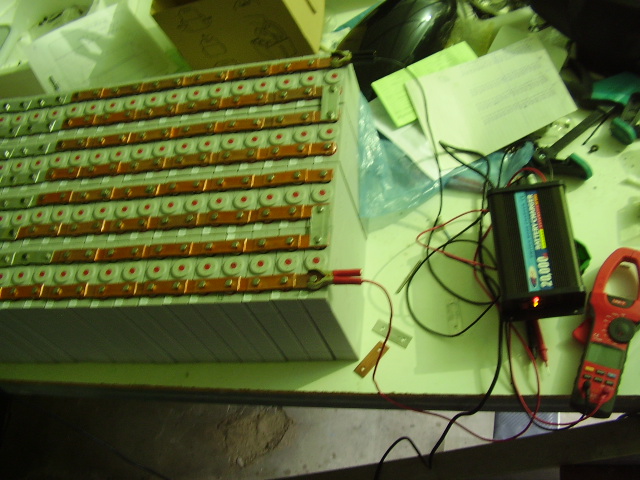 Quando carreguei as células, todas em paralelo, embora que inicialmente com um carregador de 12V 20A. Foram quase 3 dias seguidos, sempre a carregar, e quase nem foi necessário fazer balanceamentos ou carregamentos individuais a cada um dos 4 gigantes paralelos, pois na sua média ficaram equilibrados.