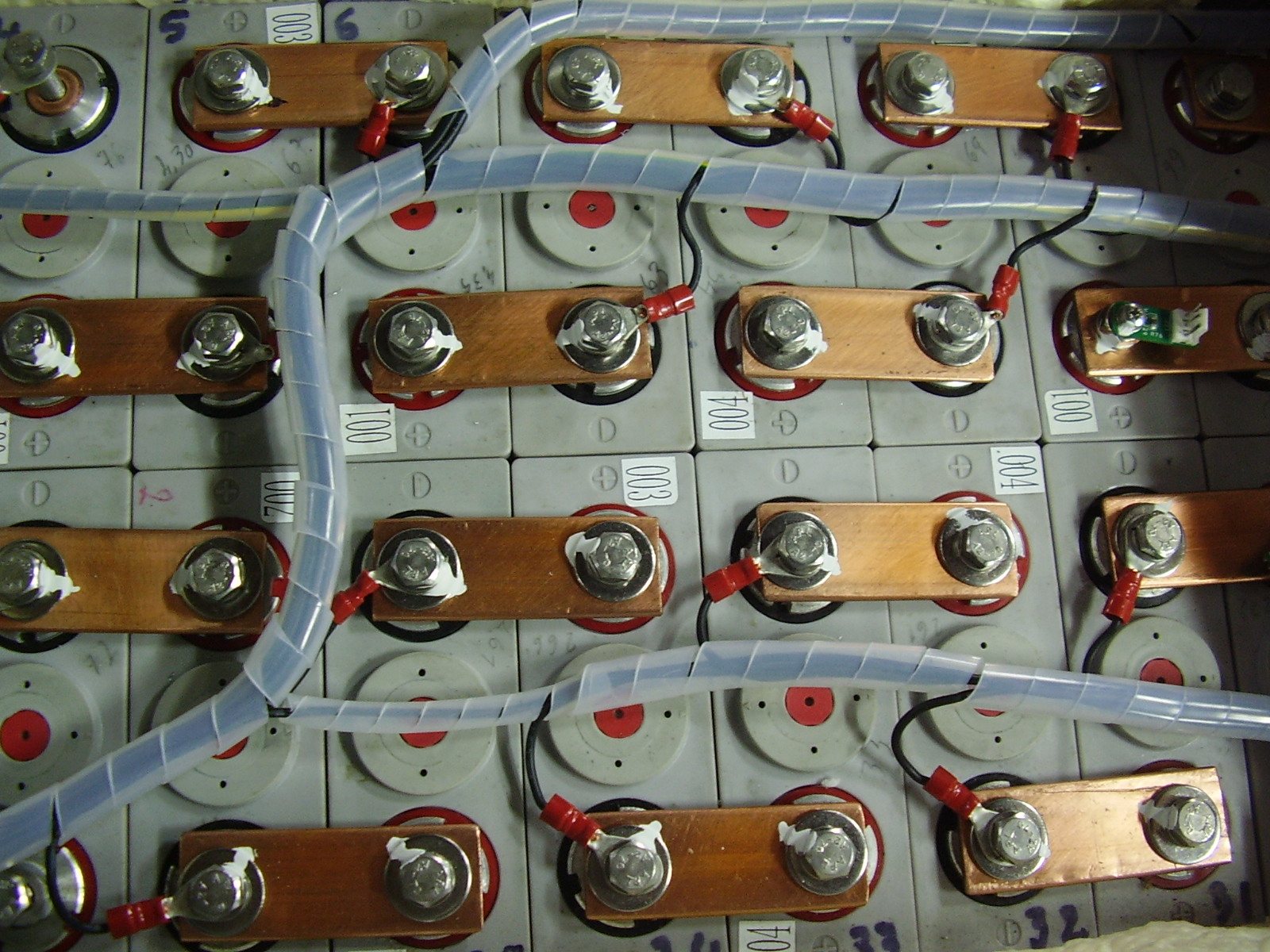 Depois de apertados os parafusos com chave dinamométrica com 1,5 NM por cada volta de rosca roscada no borne em alumínio 6mm de diâmetro da célula, e com o máximo de 15NM para estes parafusos M6 inox.