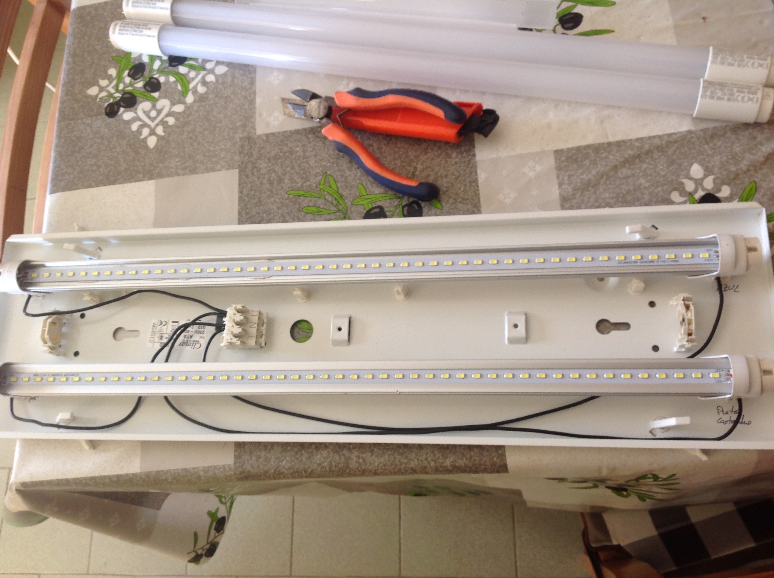 aqui ja com as led montadas, e retirei a cobertura de plastico... como a armadura tem outra nao faz sentido para mim