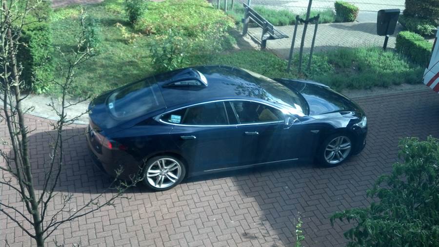 Tesla taxi hotel Mercure Amsterdam.jpg