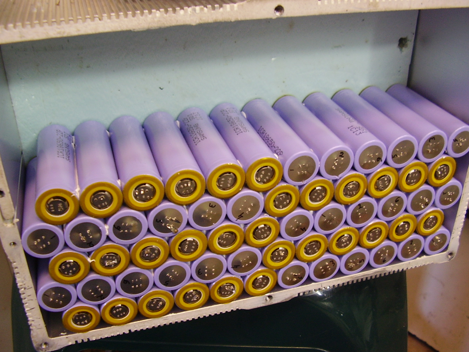 A caixa da Govecs S1.4 a levar com uma maior concentração de baterias, que pelas minhas contas caberiam 400 células muito folgadas e o BMS. Pesaria pouco mais de 20Kg, quase 70Ah (3,5 vezes mais capacidade) e custaria para cima de um dinheirão. Tudo isto se fossem das novas células SANYO NCR18650GA de 3,45Ah cada...