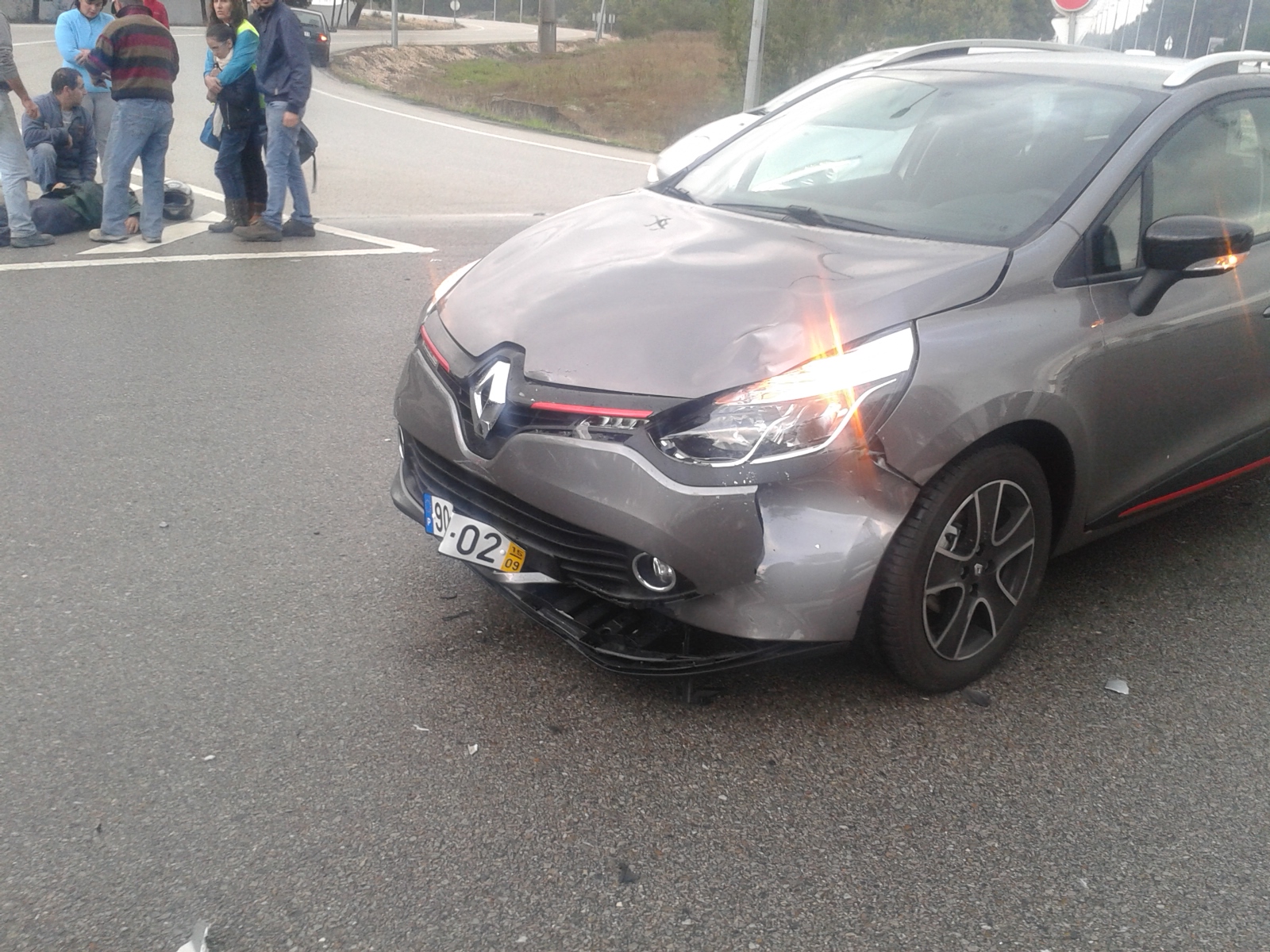 Não satisfeito com a surpresa, este forte homem, ainda deu com o costado no capô do carro para este não se ficar a rir.