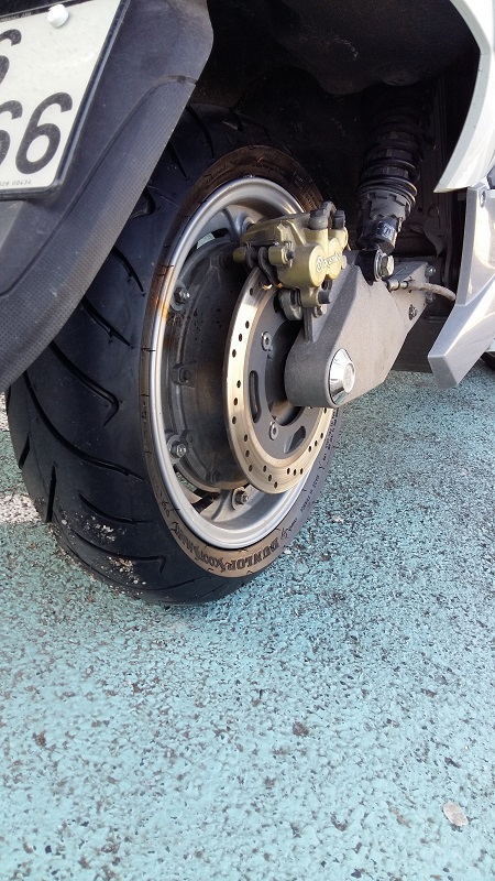 Bem mais bonito. A escolha foi para a Dunlop que segundo os Srs da recauchutagem é um pneu não inferiorao Michelin e com maior durabilidade e melhor preço.