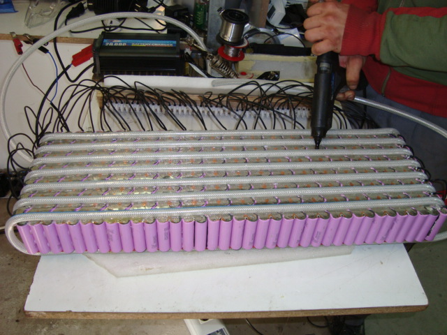 Deixar prevista uma solução para transmitir a temperatura do pack para o exterior por circulação de água forçada...