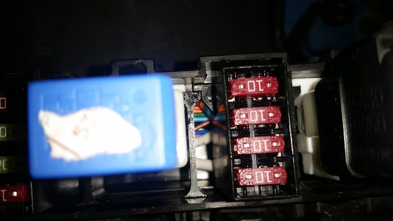 O relay que avariou.esta dentro de uma caixa perto da bateria junto ao para brisas.