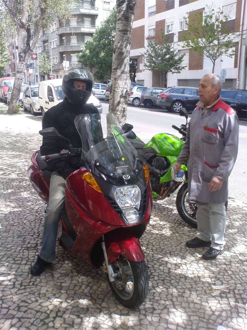 Reparem no esforço que foi sentar me na dita vermelha, custou um pouco mas já me habituei um pouco pois sou daltónico!
