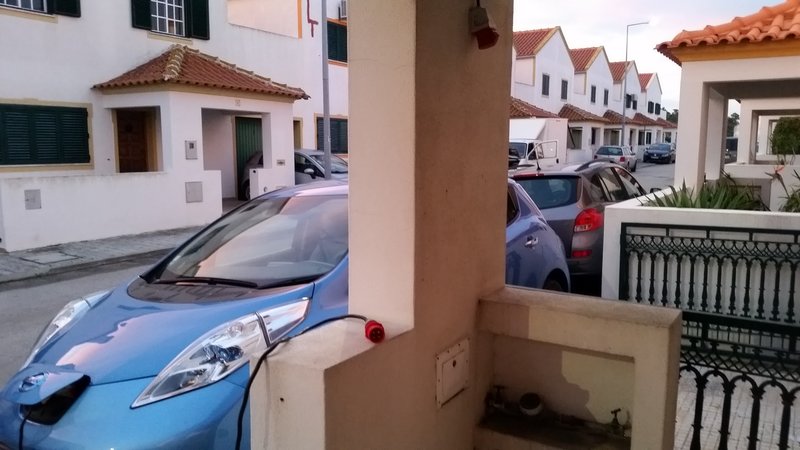 Agora consigo estacionar e carregar com o carro em várias posições