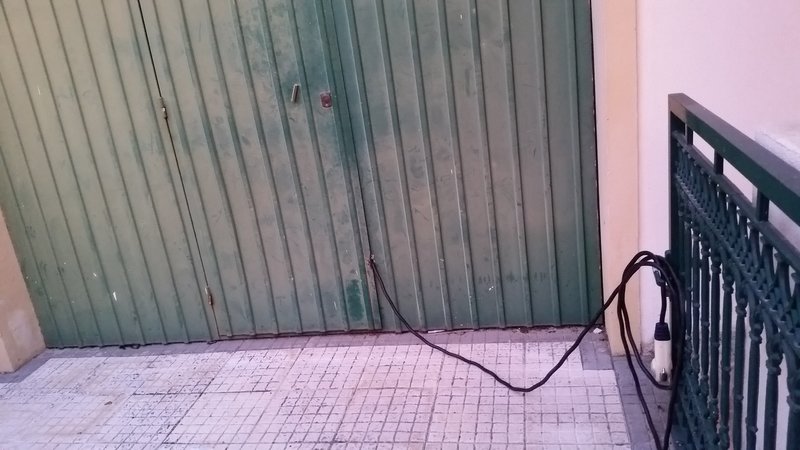 Estava assim,com um corte no portão passei o cabo,ficou provisório até hoje