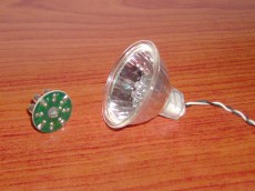 Ao conjunto dos leds solda-se os fios e coloca-se na lâmpada