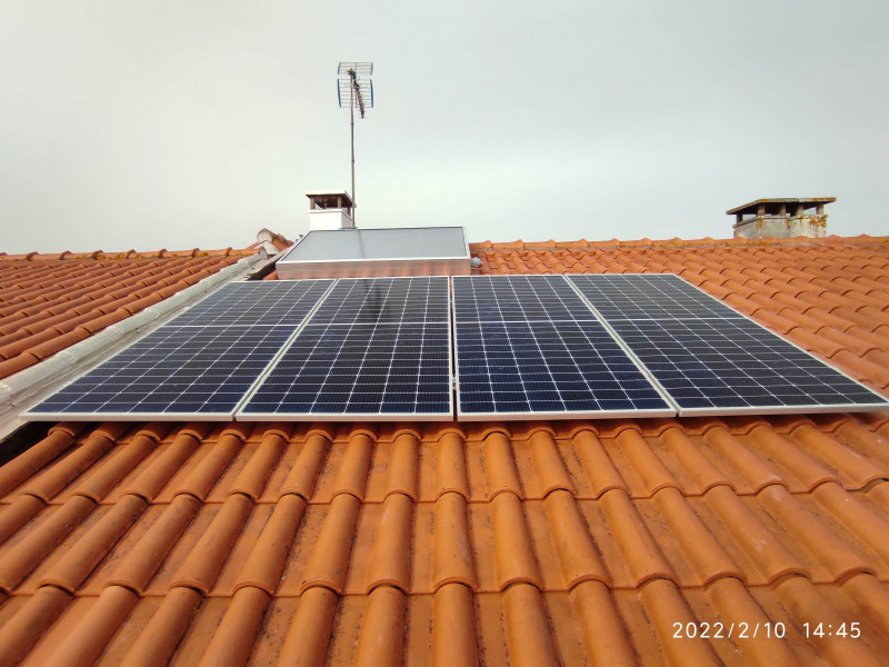 Sistema fotovoltaico solax 1.8 e Termossifao Pleion 210lt