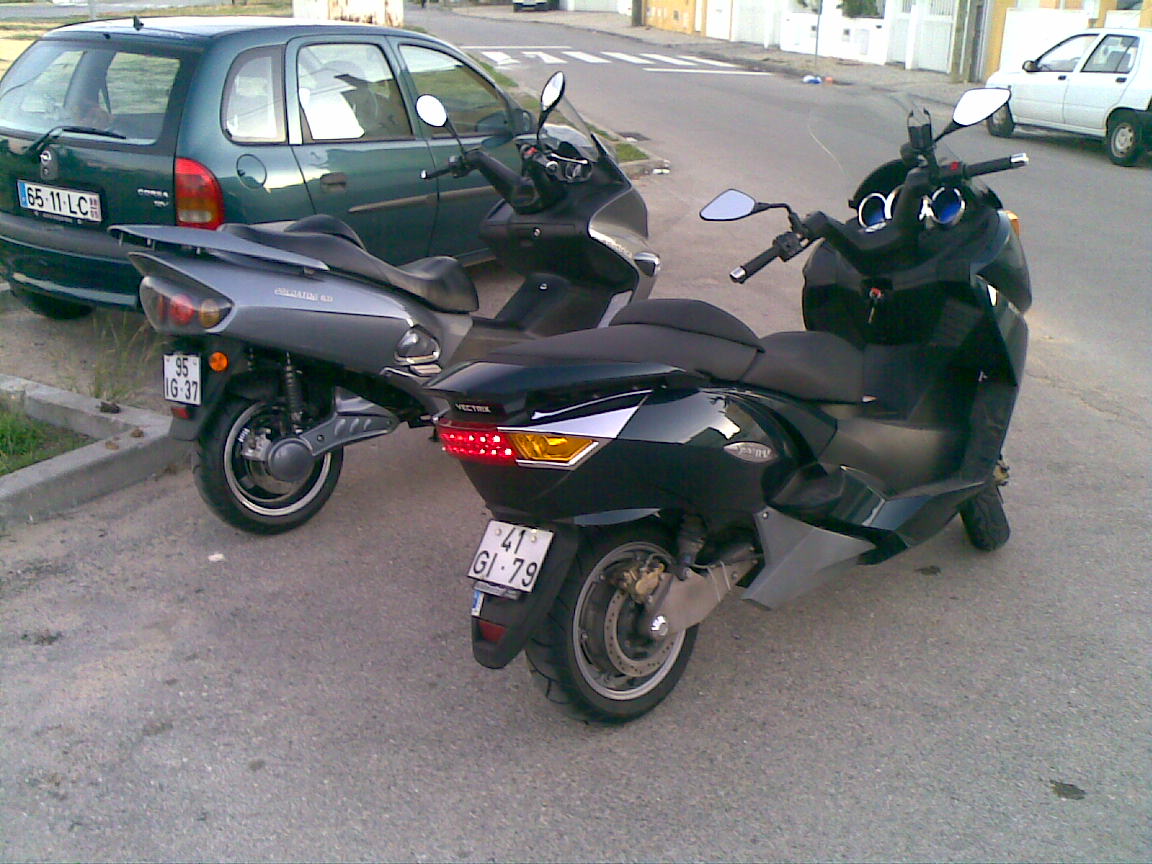 Vectrix e Predator de lado