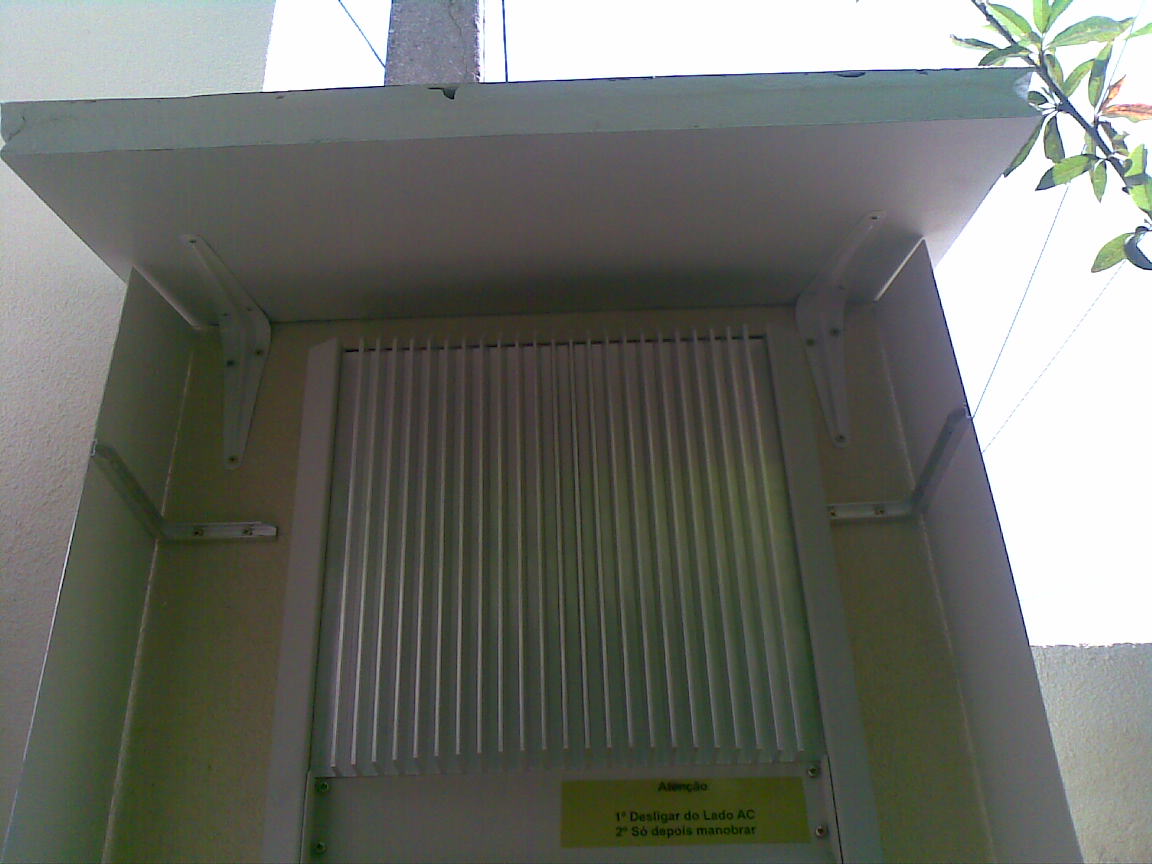 Instalação da cobertura de protecção do inversor.