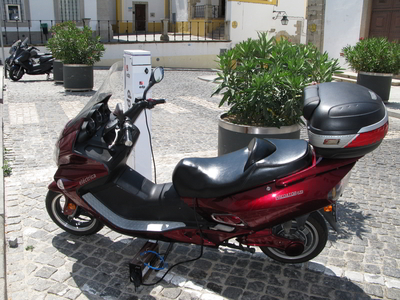 IMG_0142_em_evora_mota_electrica_sw_predator_gti_60ah_e_yamaha_fjr_ao_fundo_WEB2.jpg