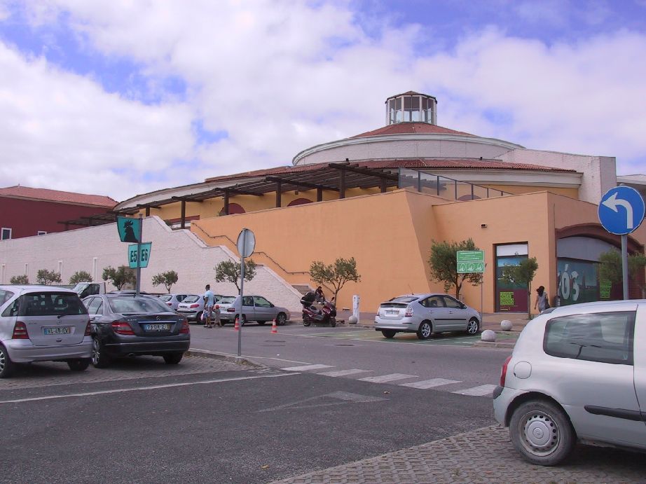 Forum Montijo-tem um excelente ponto de carga com duas tomadas; está sempre disponível e não precisa de chave.