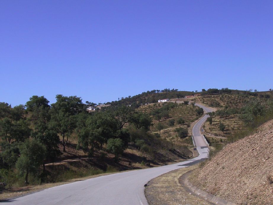 Serra algarvia - o serpentear da estrada no cimo do monte