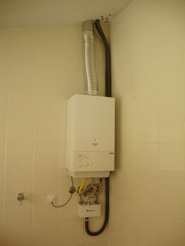 instalação do solar térmico com ligação a caldeira a gás (colocação de módulo solar)