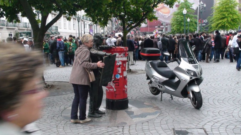 parece que ele arranjou admiradoras...turistas