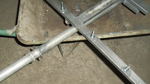 Os parafuso onde vão ser fixados os painéis e no suporte já tem uma anilha que vai servir espera para o rolamento skf