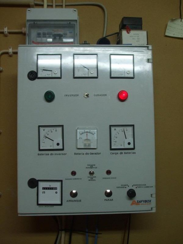 Quadro grande.jpg (49.32 KiB) Visto 12602 vezes Quadro de control de carga de Baterias, saida de 220v e control manual e automático do grupo gerador
