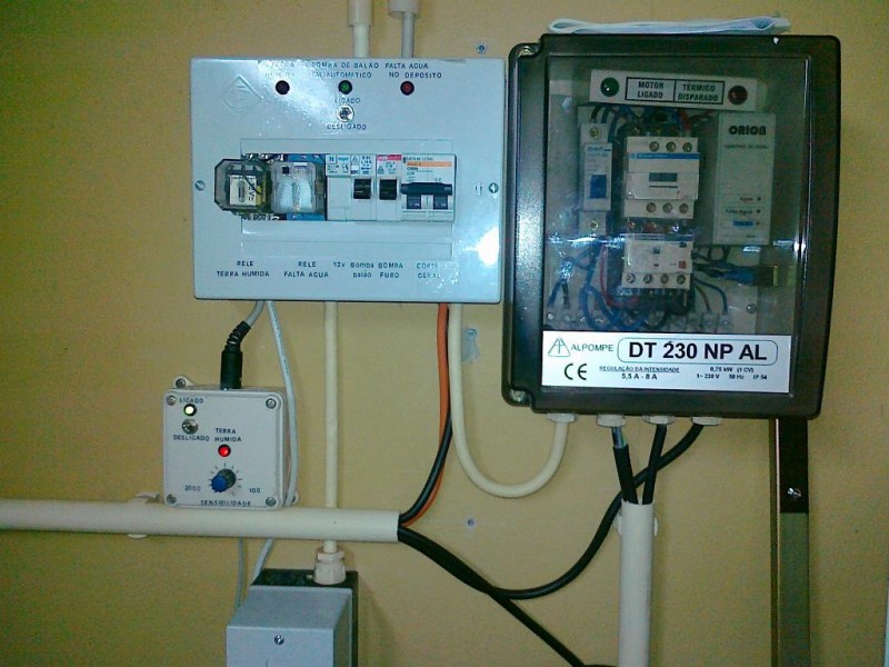 Quadro da bomba do furo hertziano e quadro de control de rega automatica e proteção da bomba de pressão se faltar água no depósito. É de salientar um control de humidade da terra, feito por mim, com duas varetas de aço inox espetadas na terra. Quando chove o detector de humidade vai inibir a rega.
