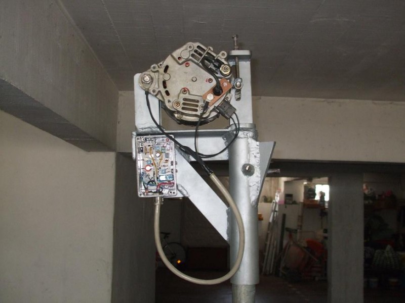 Vista traseira do alternador e caixa com circuitos electronicos.JPG (64.09 KiB) Visto 12597 vezes alternador montado no suporte e caixa de contol de carga e gerador de impulsos