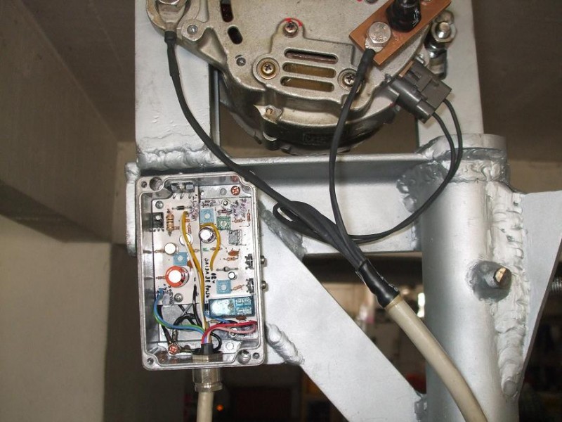 Aqui podemos ver em pormenor, o controlador de carga e gerador de impulsos, as ligações feitas ao alternador, com um diodo de 40 Amperes, para deixar só passar a corrente carga num sentido e assim ter os 24V da bateria para alimentar os controladores, estes serão sempre desligados quando o alternador estiver a carregar.