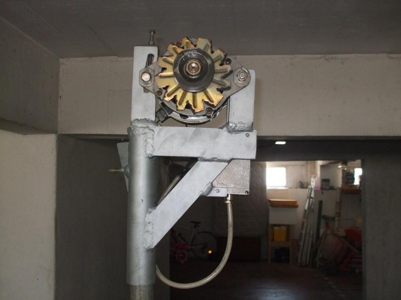 Vista de frente do alternador, onde vai levar as pás e abaixo da poli do alternador, mais uma poli para aumentar a velocidade. Se não conseguir torque suficiente, terei de fixar as pás directamente ao alternador.