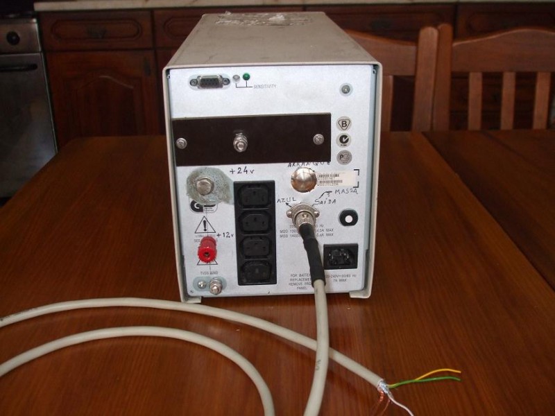 Vista trazeira da UPS com alterações, cabo de saida dos impulsos para os mosfets de potencia ligados ao transformador