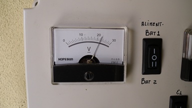 Às 13horas, a carga da bateria estava completa. Desliguei manualmente, já que o controlador ainda não está acabado. Os painéis estãlo a gerar +- 23V. vou ter que os abrir e sacar uma série de células que estão em série e metê-las em paralelo. Baixo a tenção, mas aumento a corrente. Basta estarem a cerca de 18V em vazio
