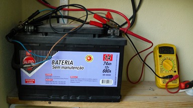 Cá está a bateria, para começar, não se assustem com as ligações, isto está ainda em fase de execução e experimentação