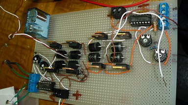 Vê-se a placa com os dois circuitos montados ao inverso um do outro.A aparência não é a melhor porque em vez duma placa de CI, utilizei uma das furadas. Entretanto também já fiz o circuito no wincircuit. Assim que tiver o resto do material (falta-me a lampada UV) faço um, fica melhor