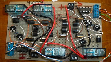 Circuito já pronto e testado com os relés. Infelizmente engaram-se e mandaram-me os suportes dos relés para calha din. Soldeio-os directamente na placa. Cada motor tem dois relés os quais fazem a inversão de rotação graças a dois diodos, invertidos um em relação ao outro para cada relé. A placa gere os dois motores, quer para o eixo vertical quer para o horizontal